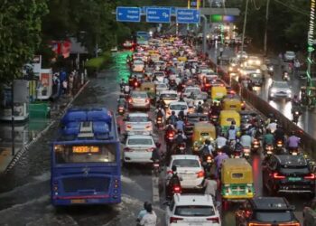 दिल्ली की सड़कों पर फिर तैरती जिंदगी! पहली बारिश में ही डूबा शहर, सीएम रेखा गुप्ता ने जताई नाराजगी