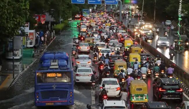दिल्ली की सड़कों पर फिर तैरती जिंदगी! पहली बारिश में ही डूबा शहर, सीएम रेखा गुप्ता ने जताई नाराजगी