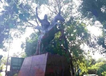 दिल्ली: कड़ी सुरक्षा में शाही ईदगाह के पास लगाई जा रही रानी लक्ष्मी बाई की प्रतिमा