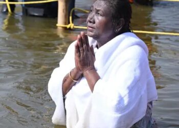 CM योगी के साथ महाकुंभ पहुंची राष्ट्रपति द्रौपदी मुर्मू, गंगा पूजा के बाद की आरती