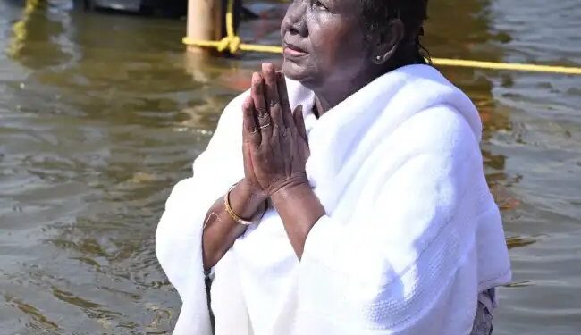 CM योगी के साथ महाकुंभ पहुंची राष्ट्रपति द्रौपदी मुर्मू, गंगा पूजा के बाद की आरती