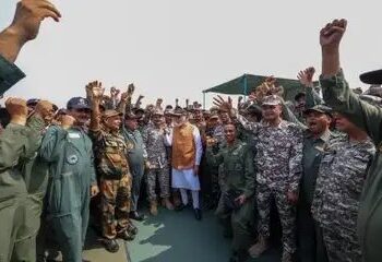 आदमपुर एयरबेस पर पहुंचे PM MODI, एयरफोर्स के जवानों से की मुलाकात