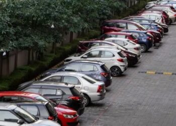 UP: सड़क किनारे पार्क की गाड़ी तो देना होगा इतना शुल्क, सरकार ने बदली पार्किंग पॉलिसी