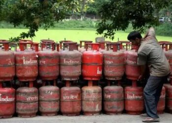 त्योहार के महीने में जनता को बड़ा झटका, बढ़ गए LPG सिलेंडर के दाम