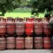 त्योहार के महीने में जनता को बड़ा झटका, बढ़ गए LPG सिलेंडर के दाम