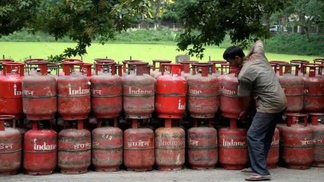 त्योहार के महीने में जनता को बड़ा झटका, बढ़ गए LPG सिलेंडर के दाम