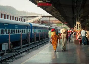 रेलवे में बिना आईकार्ड नहीं बिकेगा खाना! वेंडरों के लिए अब QR कोड वाला पहचान पत्र अनिवार्य