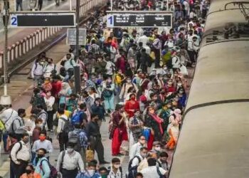 दिवाली से पहले रेलवे स्टेशनों का बुरा हाल! भीड़ से खचाखच दिख रहे स्टेशन