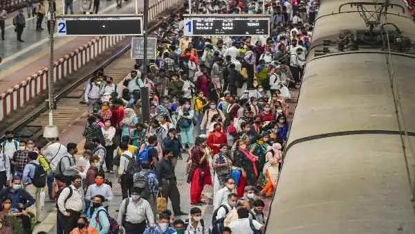 दिवाली से पहले रेलवे स्टेशनों का बुरा हाल! भीड़ से खचाखच दिख रहे स्टेशन