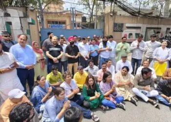 मालीवाल केस में हो रही केजरीवाल के माता पिता से पूछताछ, CM आवास पर जुटे AAP समर्थक