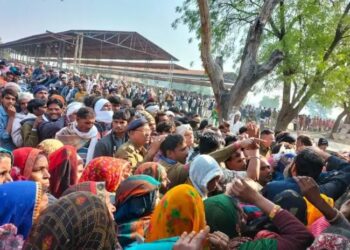 MP: खाद के लिए किसानों का संघर्ष, कमी के कारण चले लात- घूंसे