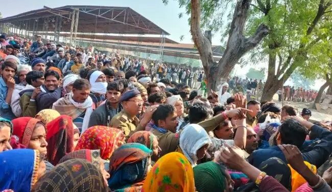 MP: खाद के लिए किसानों का संघर्ष, कमी के कारण चले लात- घूंसे