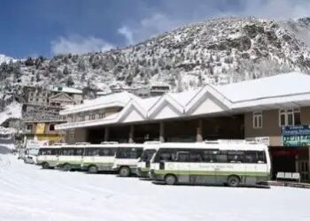 हिमाचल में हिमपात, 220 सड़कें बंद, 500 से ज्यादा ट्रांसफार्मर भी ठप!