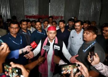 लखनऊ JPNIC में माल्यार्पण नहीं कर सके अखिलेश, पुलिस ने लगाई बैरिकेडिंग