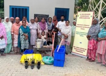 PAU विशेषज्ञों ने गांव बोपाराय कलां में श्रम कम करने वाले औजार वितरित किए