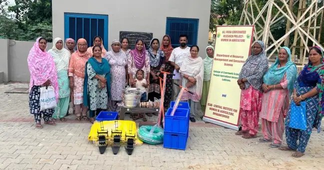 PAU विशेषज्ञों ने गांव बोपाराय कलां में श्रम कम करने वाले औजार वितरित किए