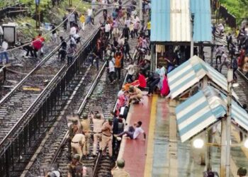 बदलापुर में बच्चियों के साथ यौन शोषण, प्रदर्शन कर रहे 300 पर FIR, 40 गिरफ्तार