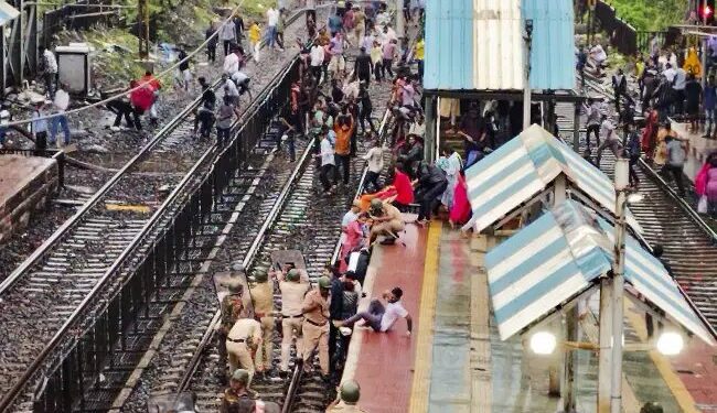 बदलापुर में बच्चियों के साथ यौन शोषण, प्रदर्शन कर रहे 300 पर FIR, 40 गिरफ्तार