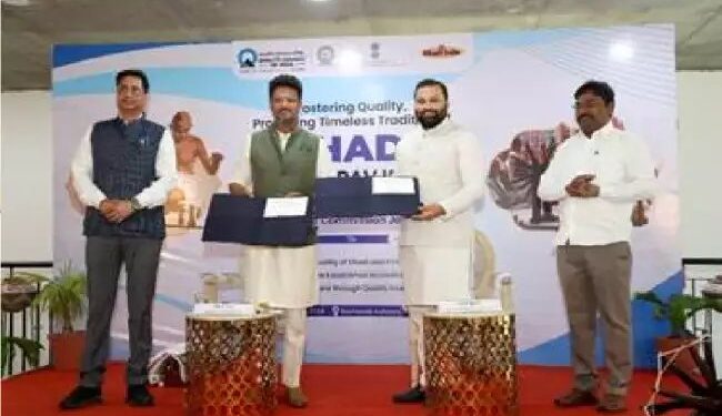 क्यूसीआई और केवीआईसी ने अहमदाबाद, गुजरात में समझौता ज्ञापन पर हस्ताक्षर किए