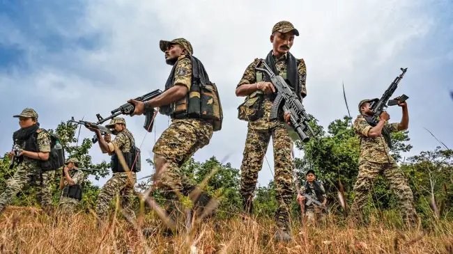 छत्तीसगढ़ सुरक्षाबलों की बड़ी कार्रवाई, नक्सली ठिकाने से 8 लाख रुपये और विस्फोट बरामद