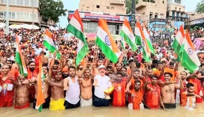 सावन के तीसरे सोमवार को तिरंगा लेकर कांवरिया बोले ” सबका साथ हो गंगा साफ हो