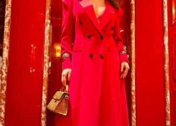 7 लाख के रेड ब्लेजर अवतार में इंटरनेट पर तहलका मचाती उर्वशी रौतेला