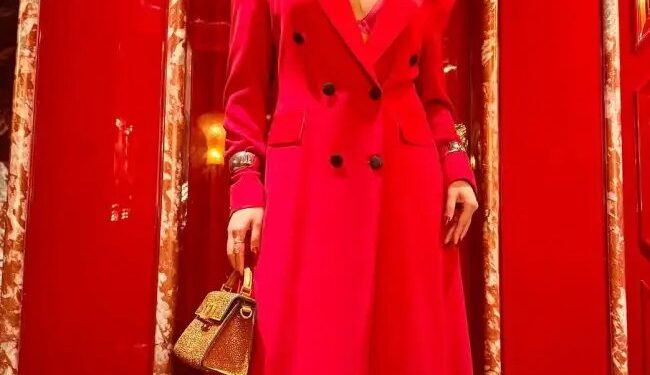 7 लाख के रेड ब्लेजर अवतार में इंटरनेट पर तहलका मचाती उर्वशी रौतेला