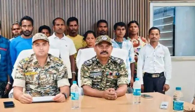 छत्तीसगढ़ के सुकमा जिले में आठ नक्सलियों ने सुरक्षा बलों के सामने आत्मसमर्पण किया