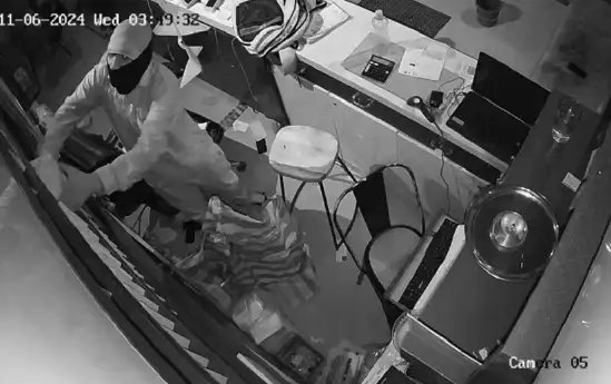 जयपुर की मोबाइल शॉप से लूटे 2 करोड़ के एप्पल फोन, तलाश जारी!