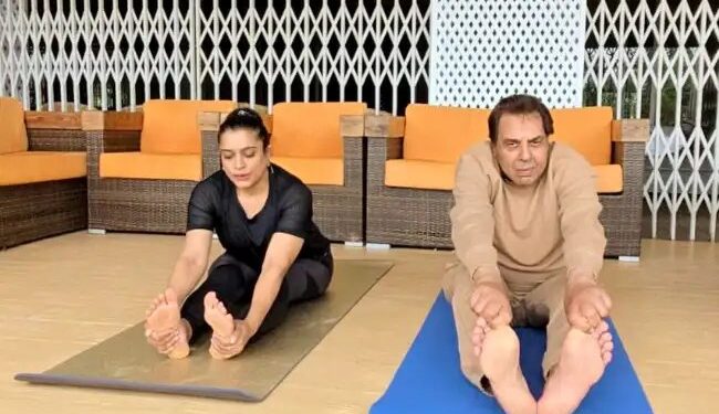 89 की उम्र में धर्मेंद्र ने एकता जैन के साथ अपने लोनावला फार्महाउस पर मनाया अंतरराष्ट्रीय योग दिवस