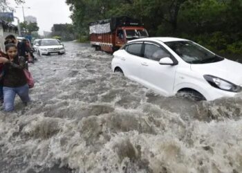 गुजरात, हिमाचल समेत कई राज्यों में बारिश का प्रकोप, दिल्ली में जलभराव