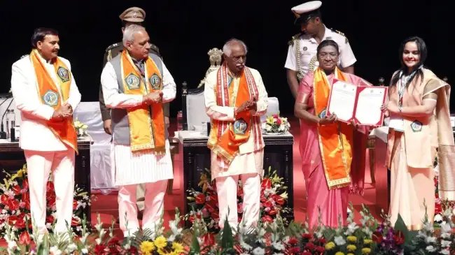 IVRI दीक्षांत समारोह में पहुंचीं राष्ट्रपति द्रौपदी मुर्मु, कहा- पशु कल्याण ही सच्ची मानवता की पहचान