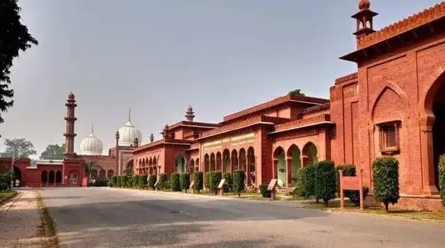 AMU पर सुप्रीम फैसला, SC ने नए सिरे से निर्धारण के लिए बनाई 3 जजों की बेंच