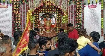 नवरात्रि के पहले दिन मंदिरों में दिखा श्रद्धालुओं का तंता, दर्शन करने पहुंचे भक्त