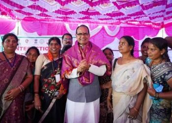 केंद्रीय कृषि मंत्री शिवराज सिंह चौहान ने आंध्र प्रदेश में किसानों और स्वयं सहायता समूह की महिलाओं से किया संवाद