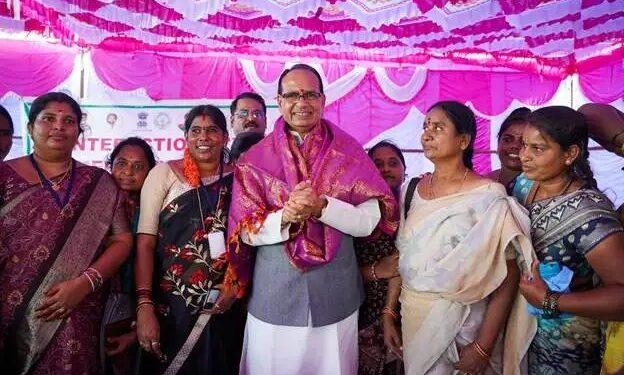 केंद्रीय कृषि मंत्री शिवराज सिंह चौहान ने आंध्र प्रदेश में किसानों और स्वयं सहायता समूह की महिलाओं से किया संवाद