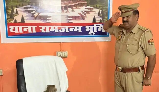 स्वतंत्रता दिवस पर इंस्पेक्टर देवेन्द्र पाण्डेय ने बजरंबली को किया सैल्यूट