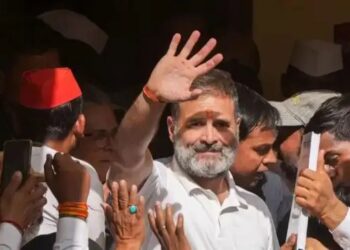 रायबरेली के एम्स पहुंचे राहुल गांधी, शहीद कैप्टन अंशुमान के परिवार से की मुलाकात