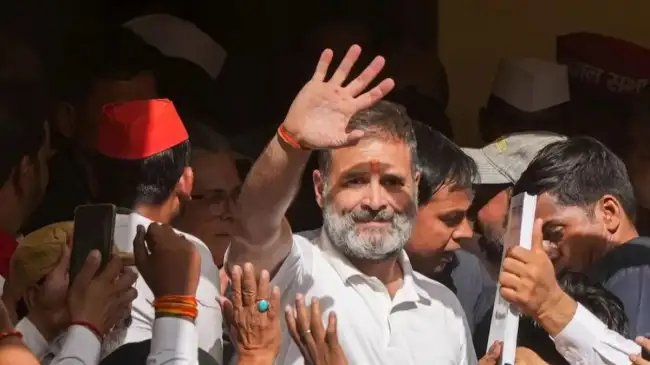 रायबरेली के एम्स पहुंचे राहुल गांधी, शहीद कैप्टन अंशुमान के परिवार से की मुलाकात