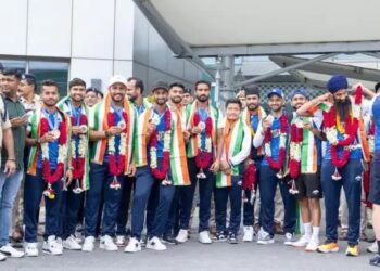 पेरिस में भारतीय हॉकी टीम की घर वापसी, एयरपोर्ट से ही शुरु हो गया जश्न