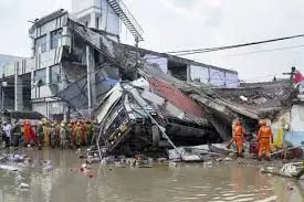 लखनऊ के ट्रांसपोर्ट नगर में बहुमंजिला इमारत गिरी; 3 की मौत, 20 घायल, कई फंसे