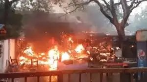 दिल्ली विश्वविद्यालय की पंडित कैंटीन में लगी आग, मौके पर पहुंचा दमकल विभाग