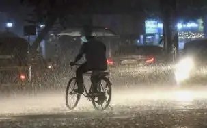 मुंबई में भारी बारिश से हालात खराब, दिल्ली में भी संभावना