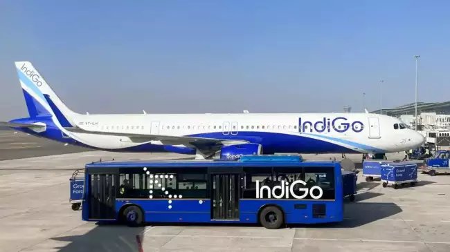 IndiGo फ्लाइट में यात्री ने जड़ा पायलट को मुक्का, कहा- चलाना है तो चला…’
