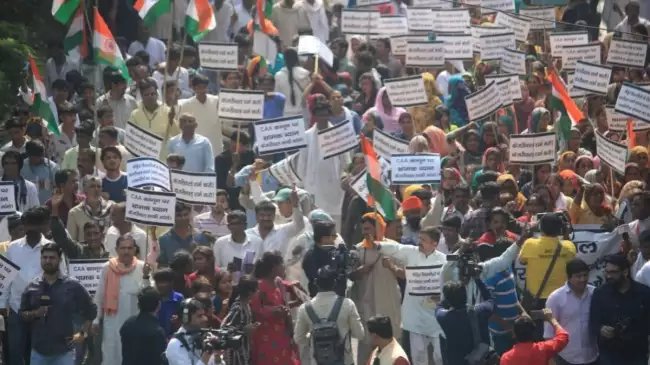 CAA पर दिया बयान केजरीवाल पर पड़ा भारी, आवास के बाहर हिंदू शरर्णाथियों का प्रदर्शन