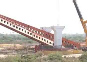 24 घंटे बाद हटाई जा सकी सेगमेंटल लॉन्चिंग गैंट्री, ट्रेनें दोबारा शुरु!