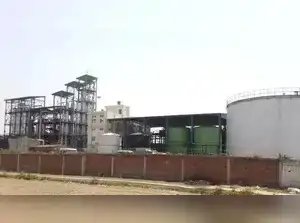 चीनी उद्योग इथेनॉल की कीमत में संशोधन की मांग कर रहा है क्योंकि मिश्रण की हिस्सेदारी 73% से घटकर 28% रह गई है