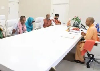 बहराइच हिंसा: मृतक के परिवार से मिले CM योगी, कहा – दोषियों को बख्शा नहीं जाएगा