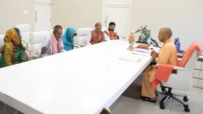 बहराइच हिंसा: मृतक के परिवार से मिले CM योगी, कहा – दोषियों को बख्शा नहीं जाएगा