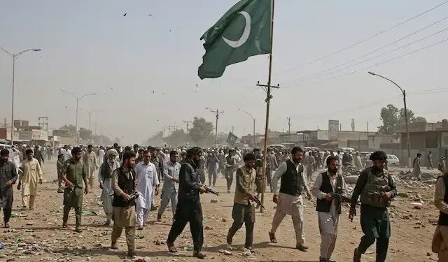 भारत का ऑपरेशन सिंदूर: आतंक के ठिकाने तबाह, पाक की सड़कों पर सेना और एंबुलेंस